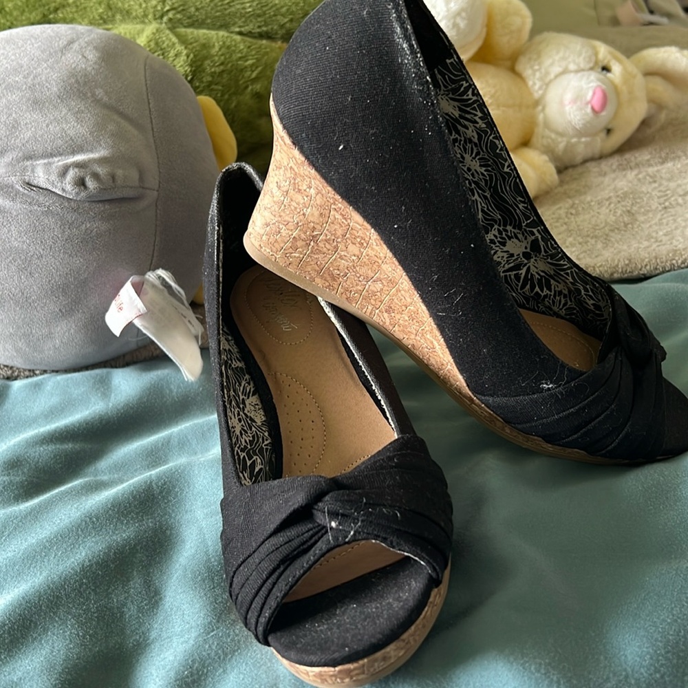 Black open toes wedge dexflexcomfort shoe. Size 9 1/2